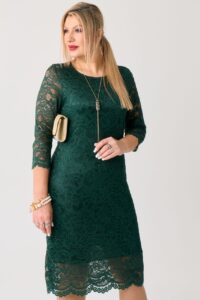 Dopasowana sukienka koronkowa XXL – elegancka moda dla puszystych kobiet