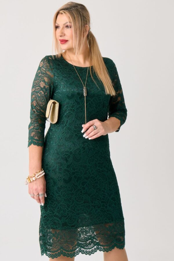 Dopasowana sukienka koronkowa XXL – elegancka moda dla puszystych kobiet