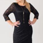 Dopasowana sukienka koronkowa XXL – elegancka moda dla puszystych kobiet