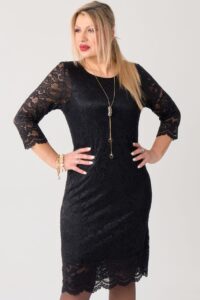 Dopasowana sukienka koronkowa XXL – elegancka moda dla puszystych kobiet