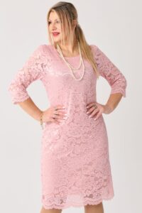 Dopasowana sukienka koronkowa XXL – elegancka moda dla puszystych kobiet
