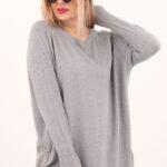 Szary sweter damski z ozdobnymi guzikami