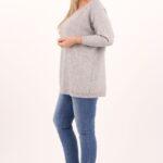 szary-sweter-z-dekoltem-w-lodke (2)
