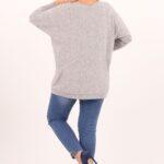 szary-sweter-z-dekoltem-w-lodke (3)