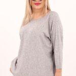 Szary sweter z dekoltem w łódkę