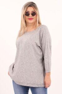 Szary sweter z dekoltem w łódkę