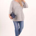 szary-sweter-z-dekoltem-w-lodke (5)