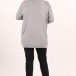 szary-sweter-z-koronka-na-ramionach (2)