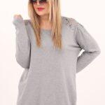 Czerwony sweter z dekoltem w łódkę