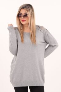 Czerwony sweter z dekoltem w łódkę