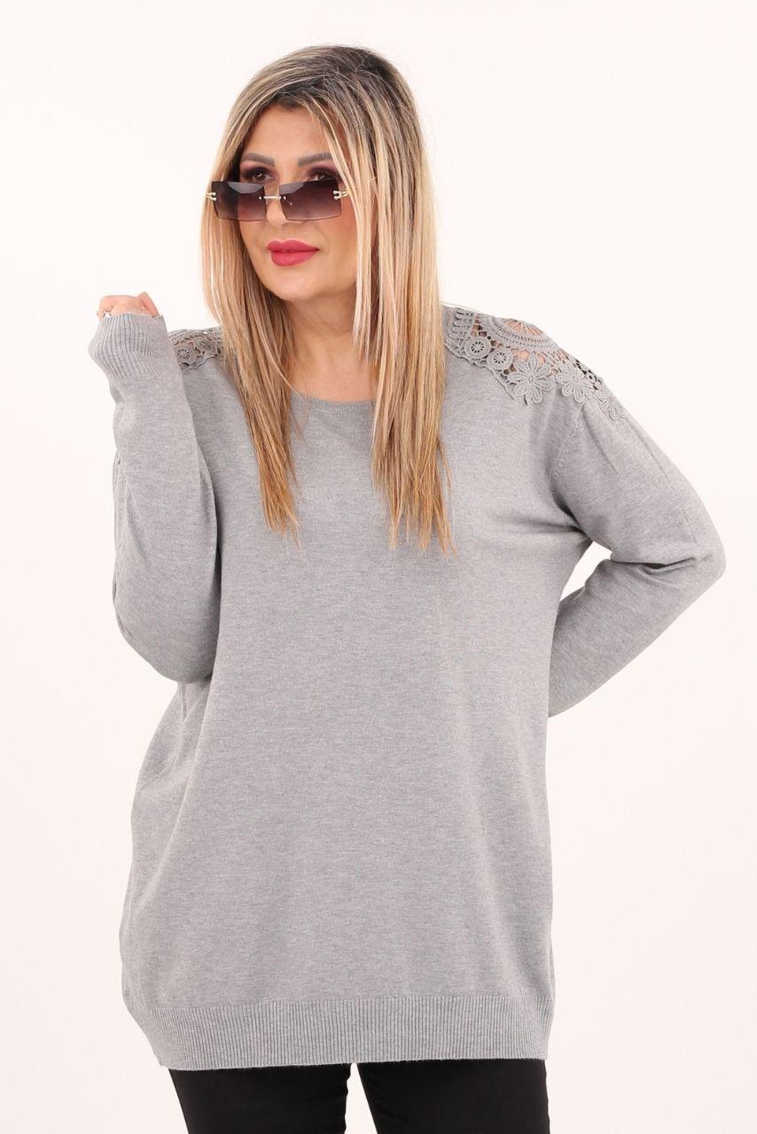 Czerwony sweter z dekoltem w łódkę