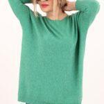 Zielony sweter z dekoltem w łódkę