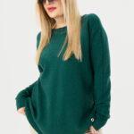 Ciemnozielony sweter z diamencikami