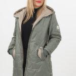 Dłuższa kurtka przejściowa damska zielona z zamkami po bokach