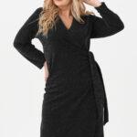 Czarna sukienka kopertowa wiązana z boku