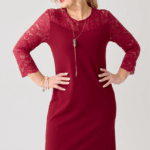 Elegancka sukienka z koronką bordowa