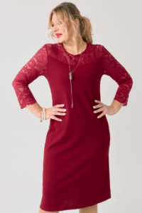 Elegancka sukienka z koronką bordowa