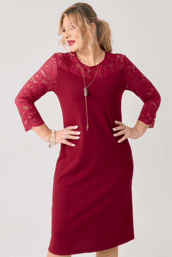 Elegancka sukienka z koronką bordowa