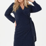 Granatowa sukienka kopertowa wiązana z boku