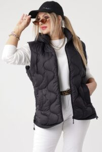 Czarna kamizelka pikowana plus size 42-52, damski bezrękawnik w dużych rozmiarach