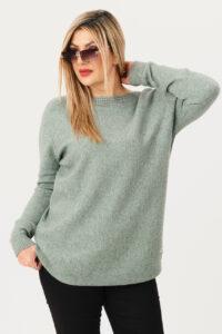 Miętowy sweter z diamencikami na dekolcie