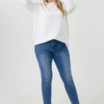 sweter-z-rozcieciami-po-bokach-bialy (12)