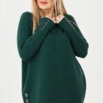 sweterek damski plus size w kolorze butelkowej zieleni