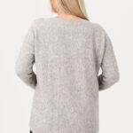 szary-sweter-z-diamencikami (9)