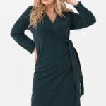 Zielona sukienka kopertowa wiązana z boku