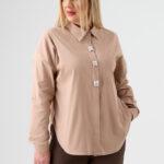 Beżowa elegancka koszula damska z ozdobnymi guzikami