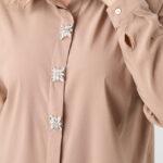 Beżowa-elegancka-koszula-damska-z-ozdobnymi-guzikami (3)