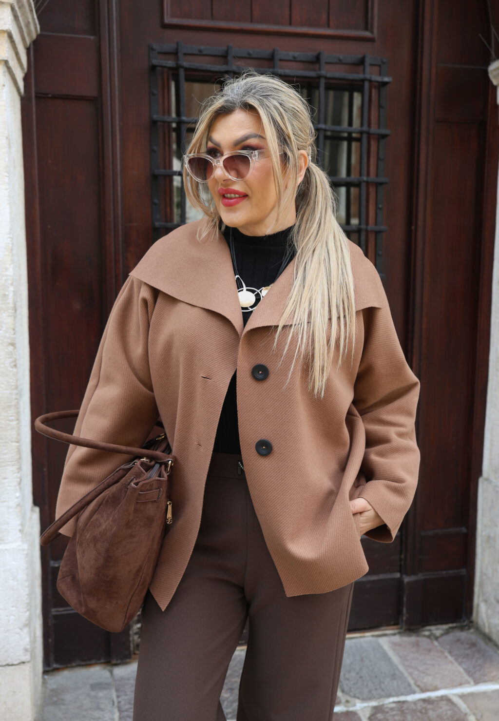 Jasnobrązowa narzutka damska plus size na guziki 42-50