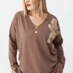 Bluzka z dekoltem v plus size brązowa