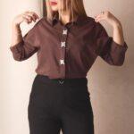Brązowa elegancka koszula damska z ozdobnymi guzikami