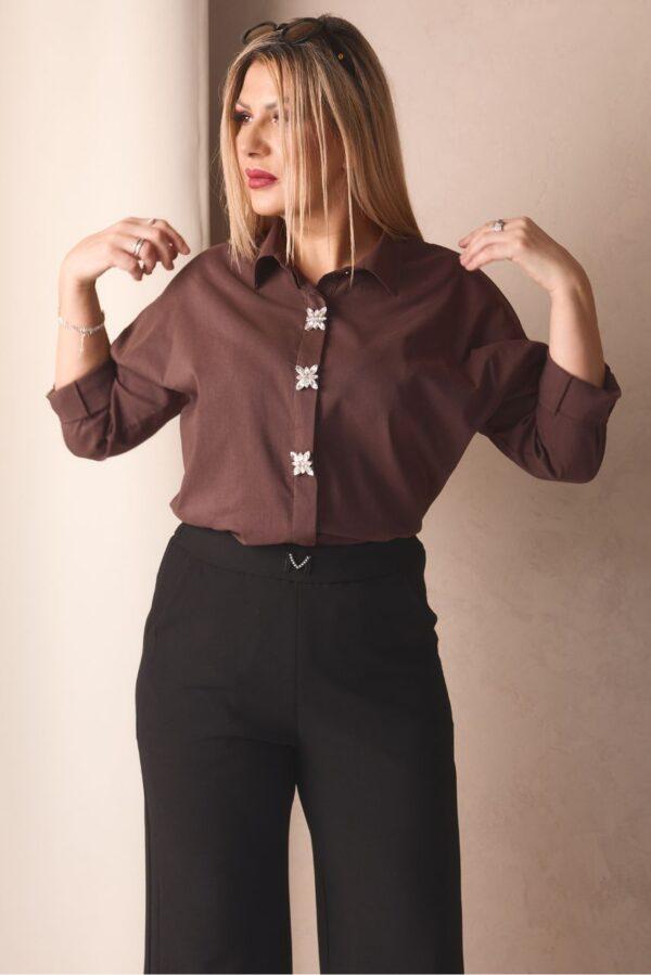 Brązowa elegancka koszula damska z ozdobnymi guzikami
