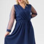 Elegancka sukienka z kopertowym dekoltem granatowa