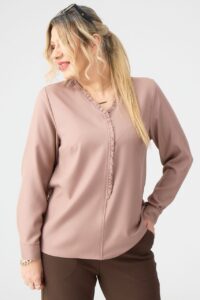 Bluzka z falbanką na dekolcie beżowa