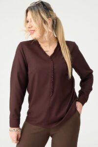 Bluzka z falbanką na dekolcie brązowa