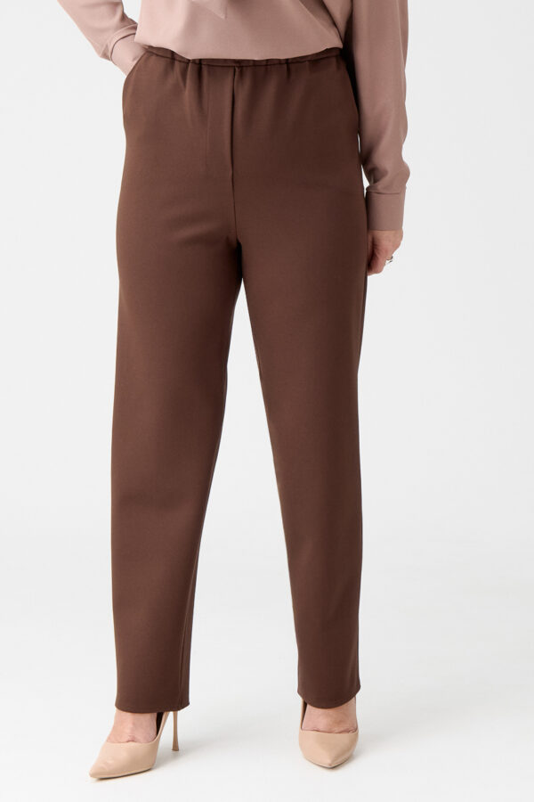 Eleganckie spodnie damskie plus size brązowe z gumką w pasie 44-54
