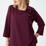 Bluzka plus size z falbanką bordowa – duże rozmiary 44–52