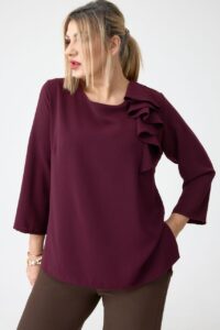 Bluzka plus size z falbanką bordowa – duże rozmiary 44–52