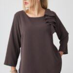 Bluzka plus size z falbanką brązowa – duże rozmiary 44–52