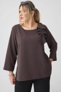 Bluzka plus size z falbanką brązowa – duże rozmiary 44–52