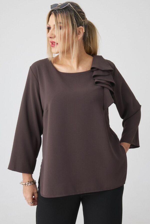 Bluzka plus size z falbanką brązowa – duże rozmiary 44–52