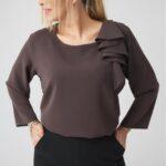 bluzka-z-falbanka-plus-size-brazowa (3)
