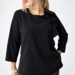 Bluzka plus size z falbanką czarna – duże rozmiary 44–52