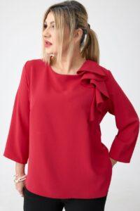 Bluzka plus size z falbanką czerwona – duże rozmiary 44–52