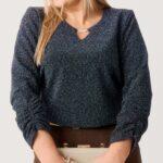 Bluzka wizytowa XXL z połyskiem – moda dla puszystych kobiet