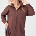 Gładka brązowa koszula w dużym rozmiarze – moda dla puszystych kobiet