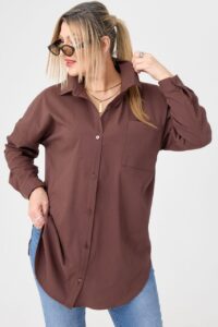 Gładka brązowa koszula w dużym rozmiarze – moda dla puszystych kobiet